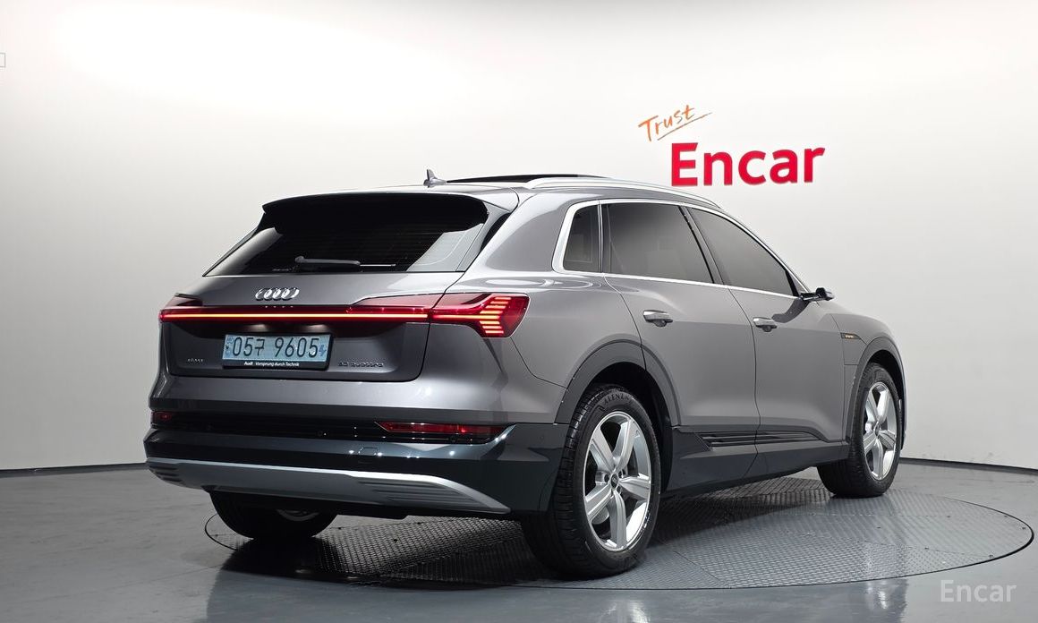  Audi e-tron