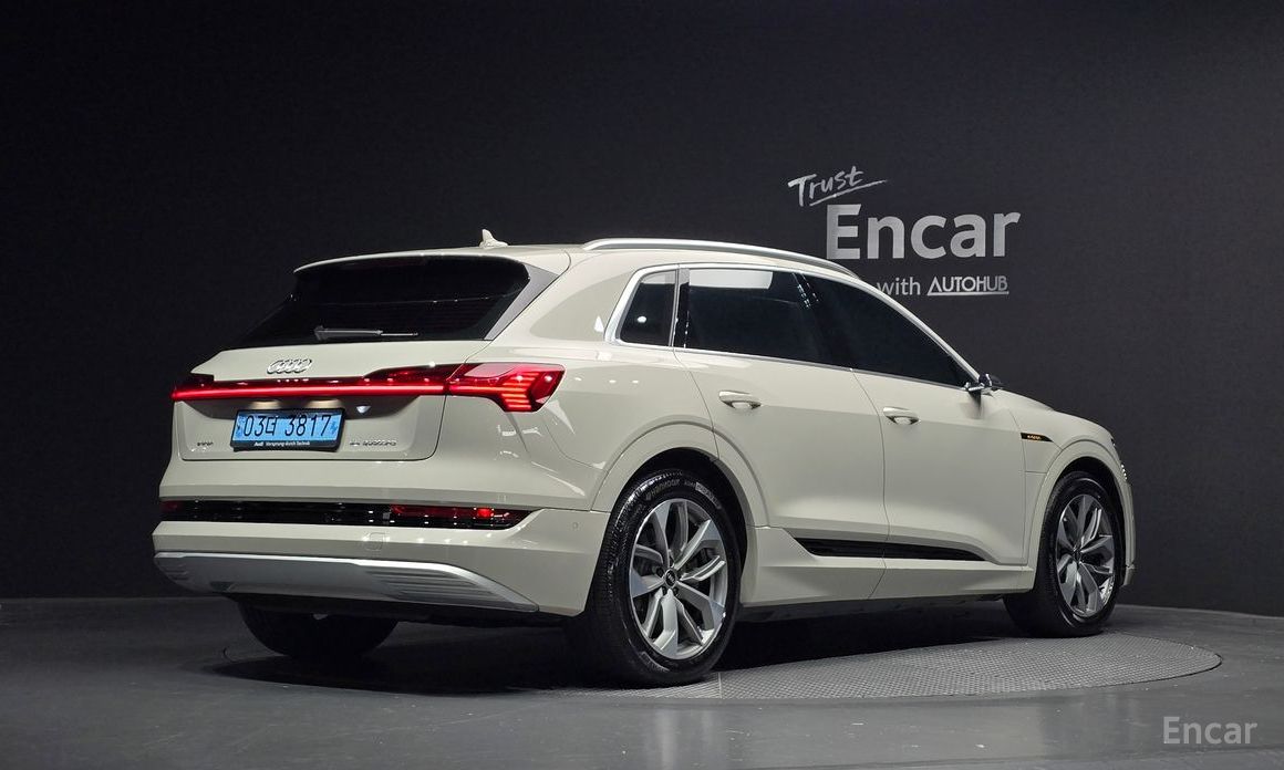 Audi e-tron