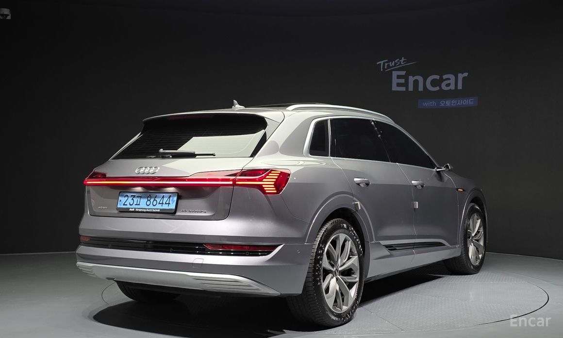  Audi e-tron
