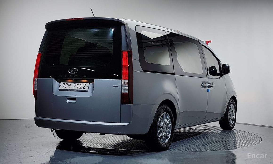  Hyundai Staria