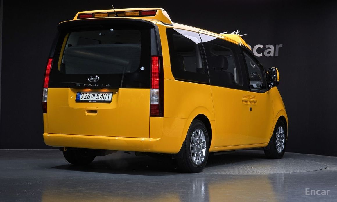  Hyundai Staria