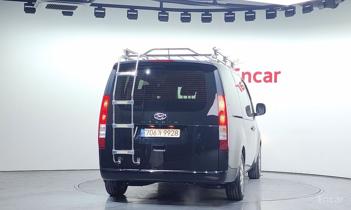  Hyundai Staria