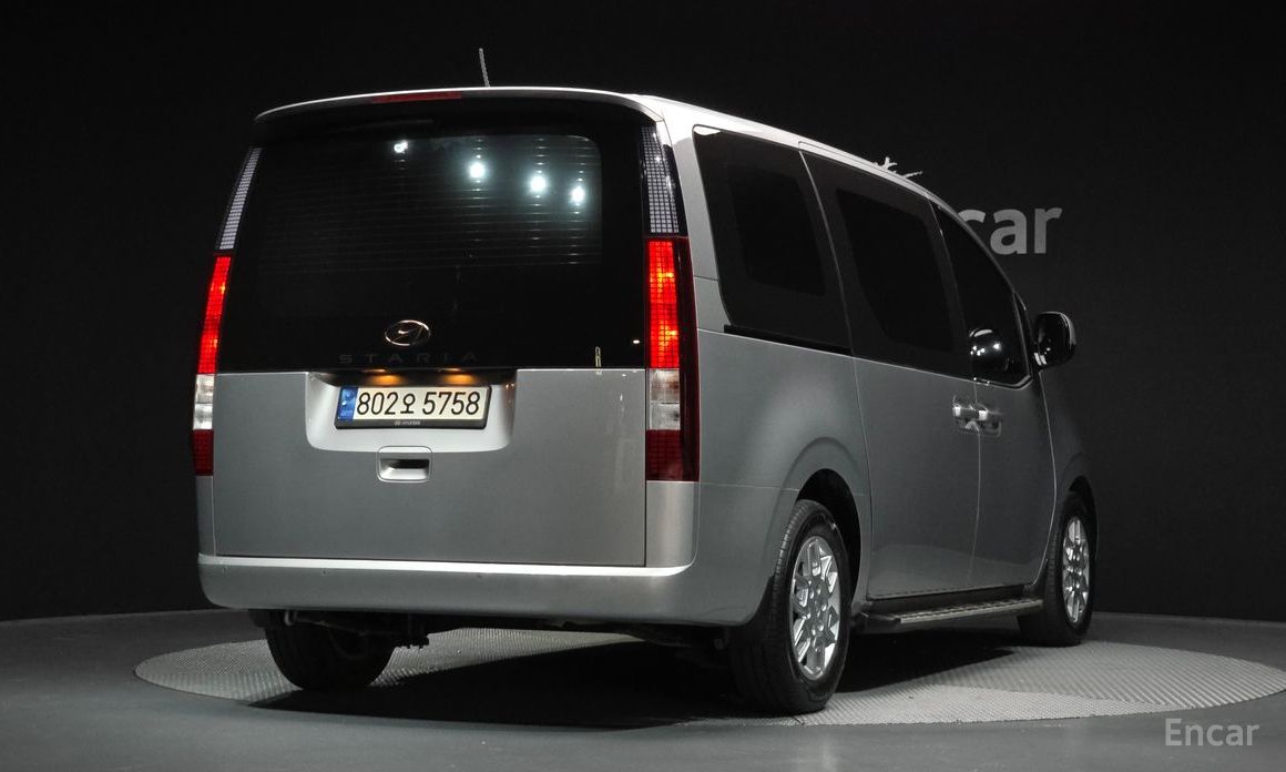  Hyundai Staria