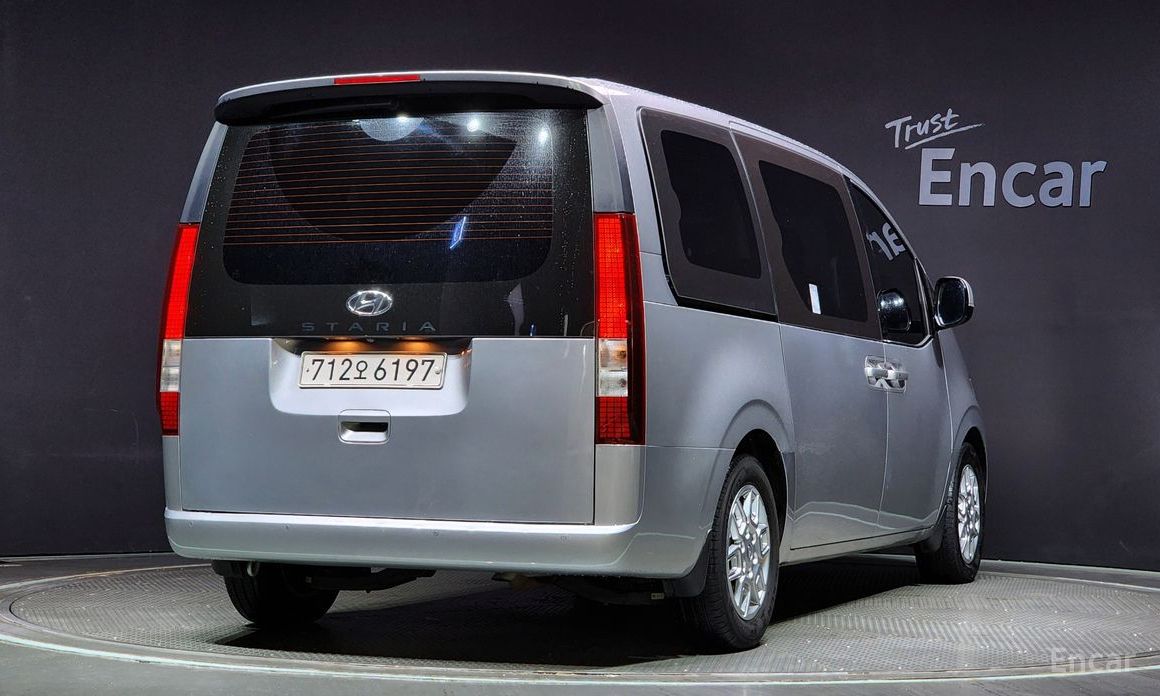  Hyundai Staria