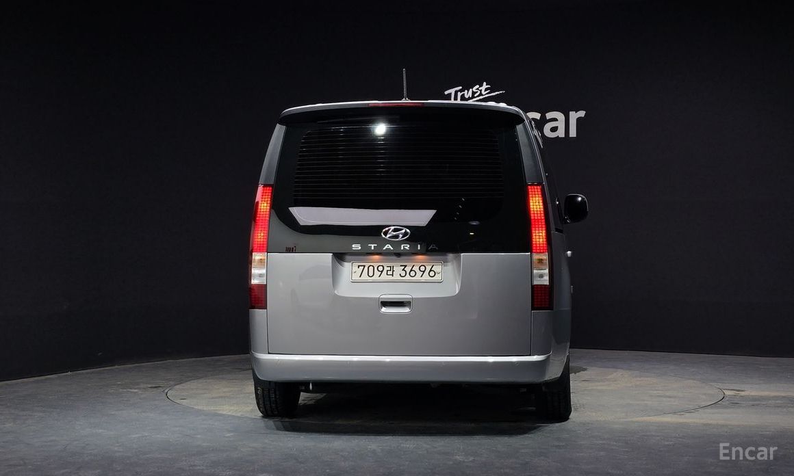  Hyundai Staria