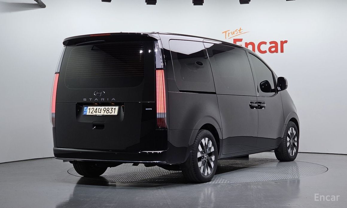  Hyundai Staria