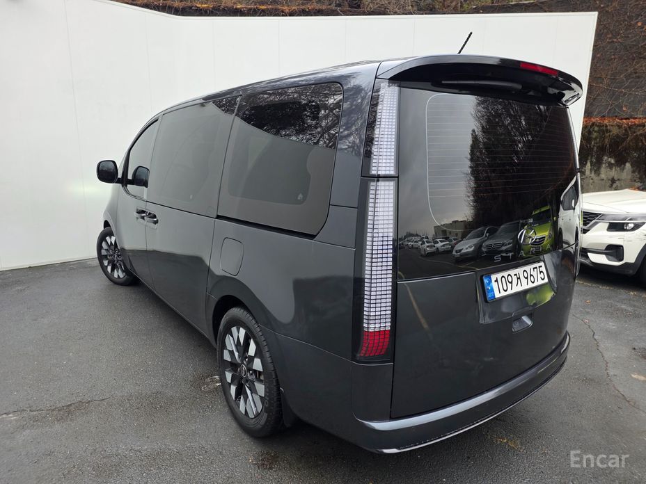  Hyundai Staria
