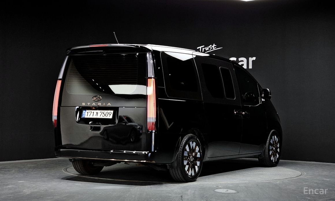 Hyundai Staria
