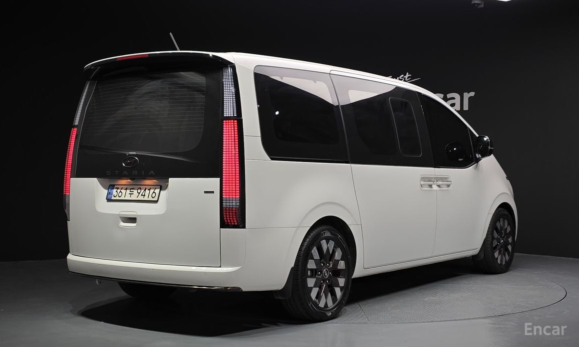  Hyundai Staria