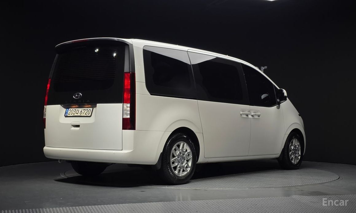  Hyundai Staria