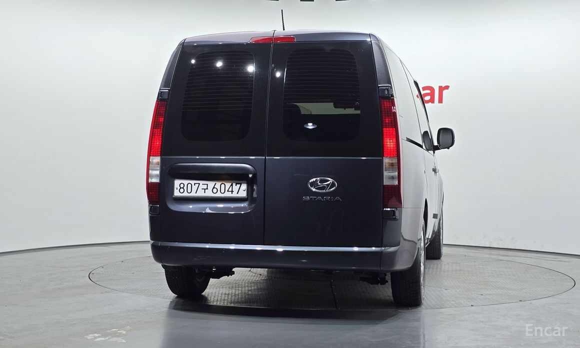  Hyundai Staria