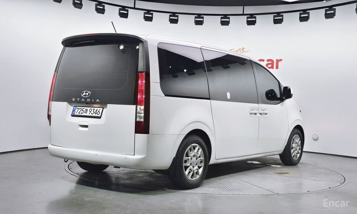  Hyundai Staria