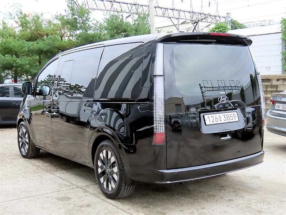  Hyundai Staria