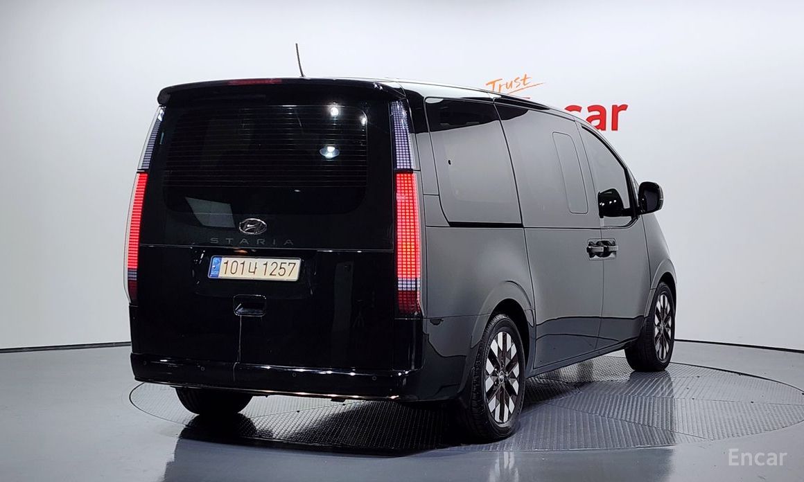  Hyundai Staria