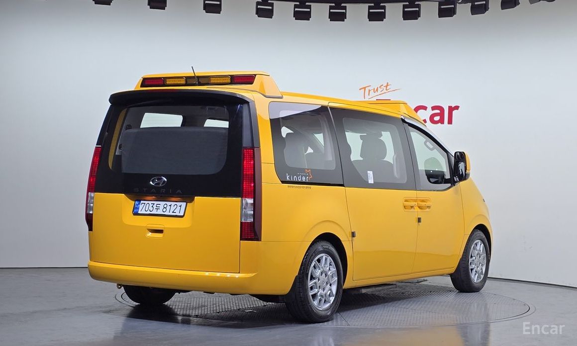  Hyundai Staria