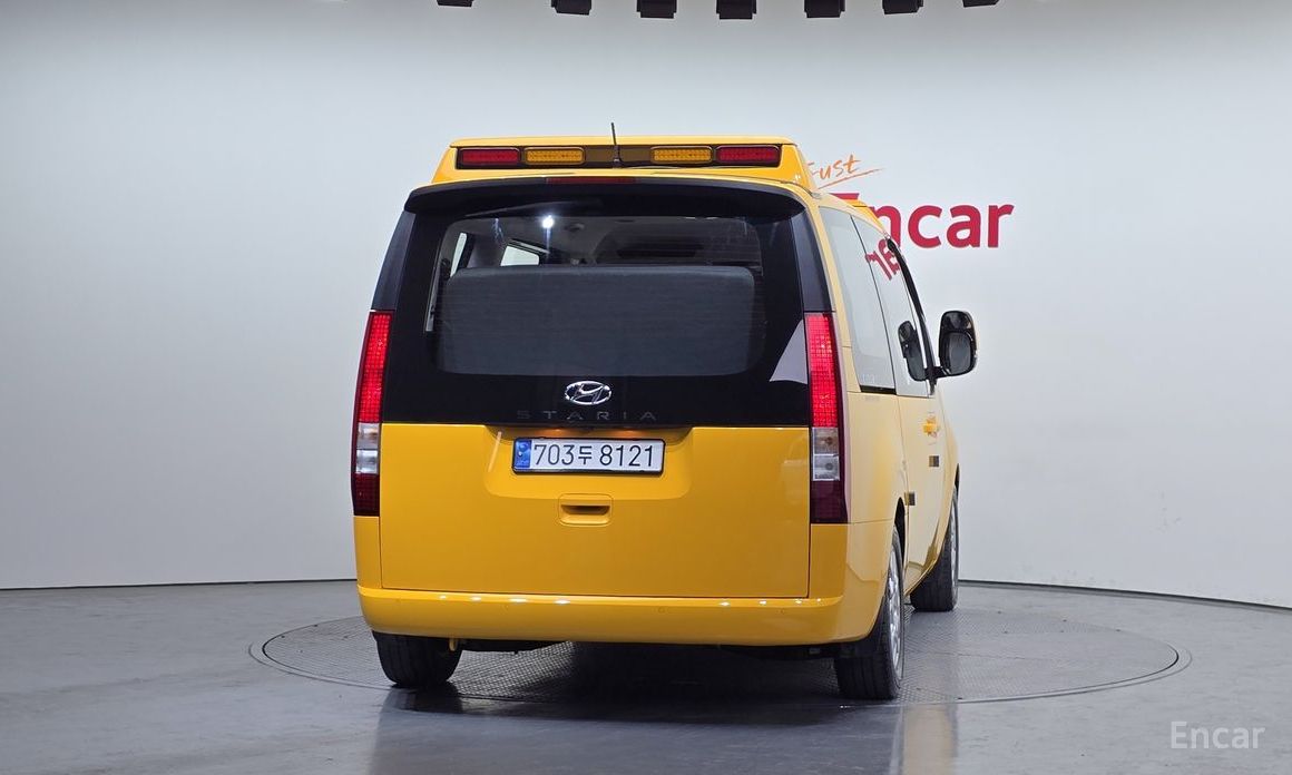  Hyundai Staria