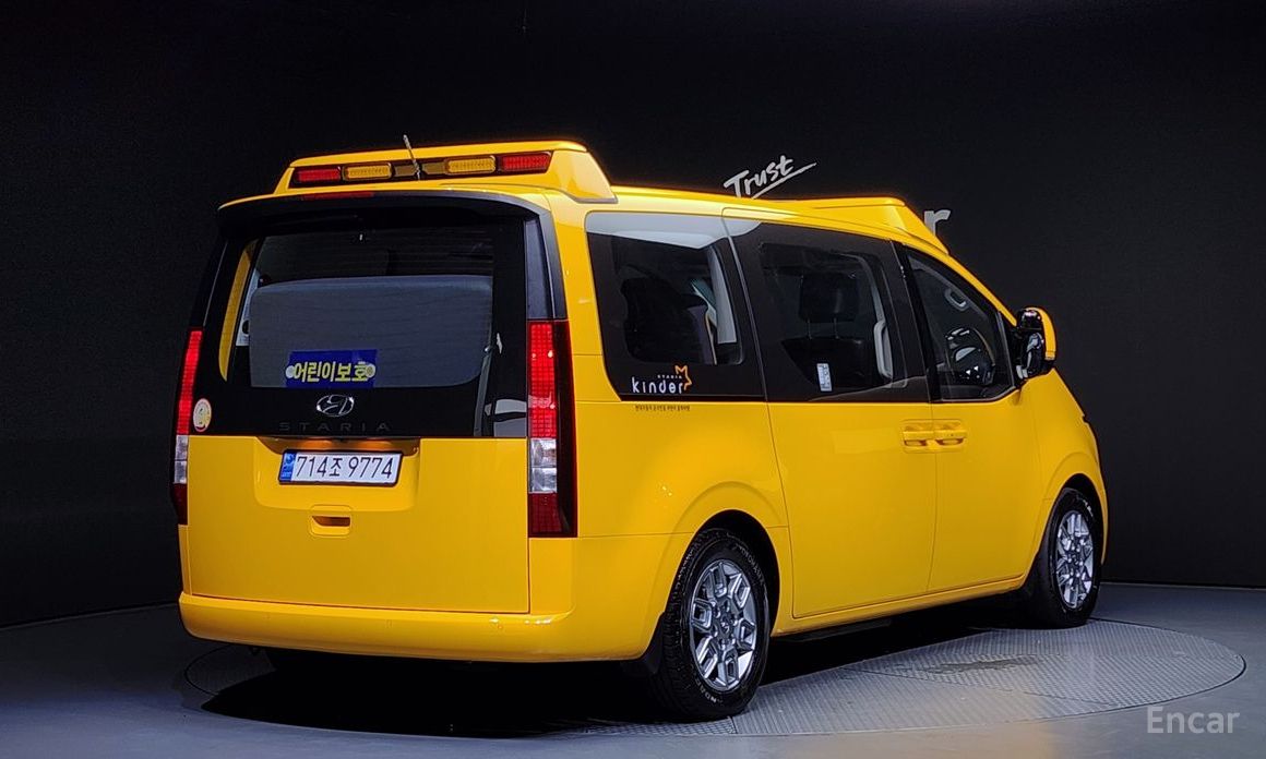  Hyundai Staria