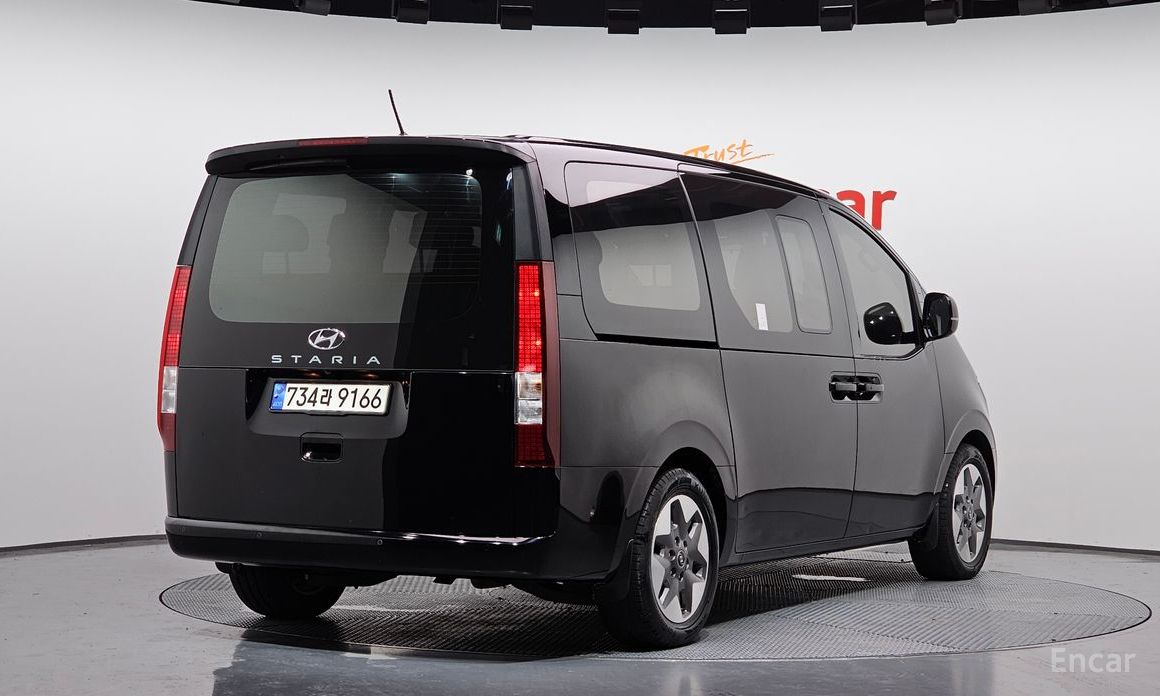  Hyundai Staria