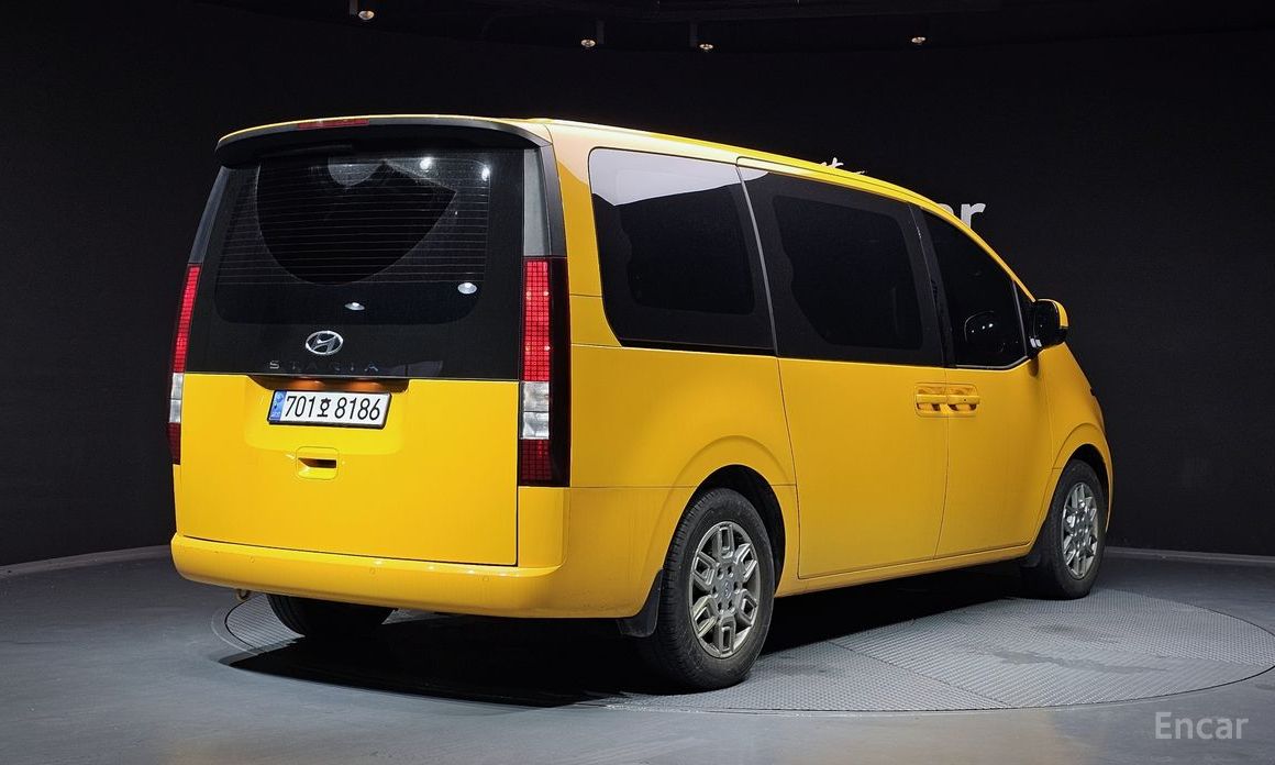  Hyundai Staria