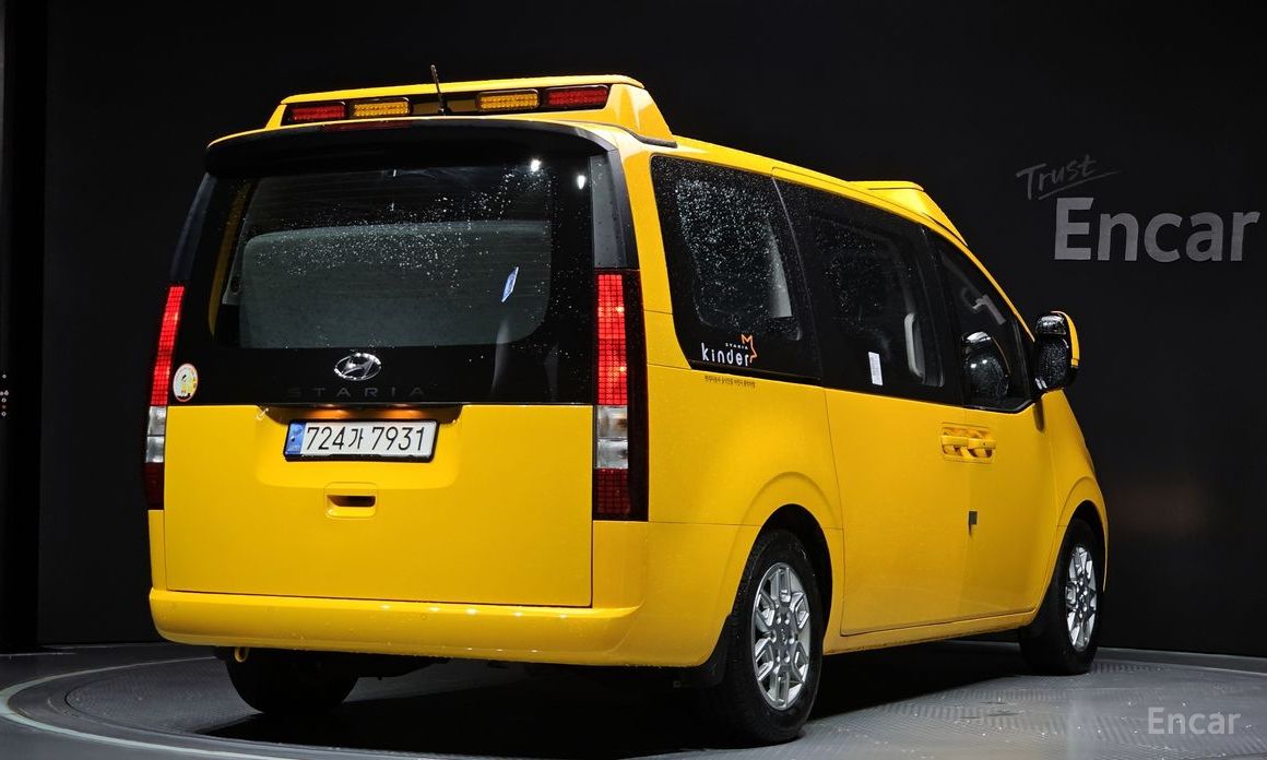  Hyundai Staria