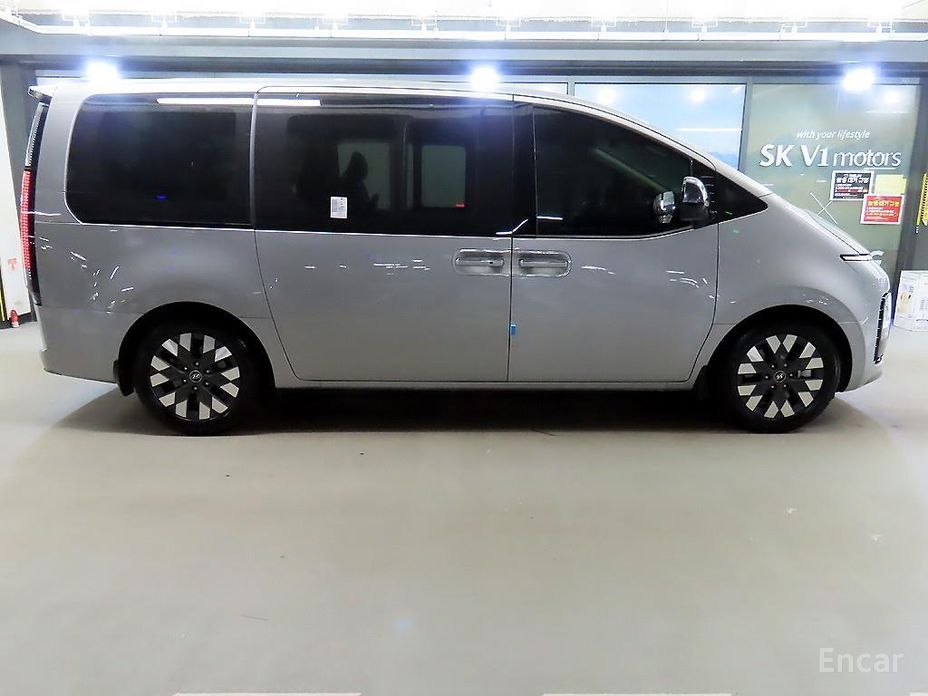  Hyundai Staria