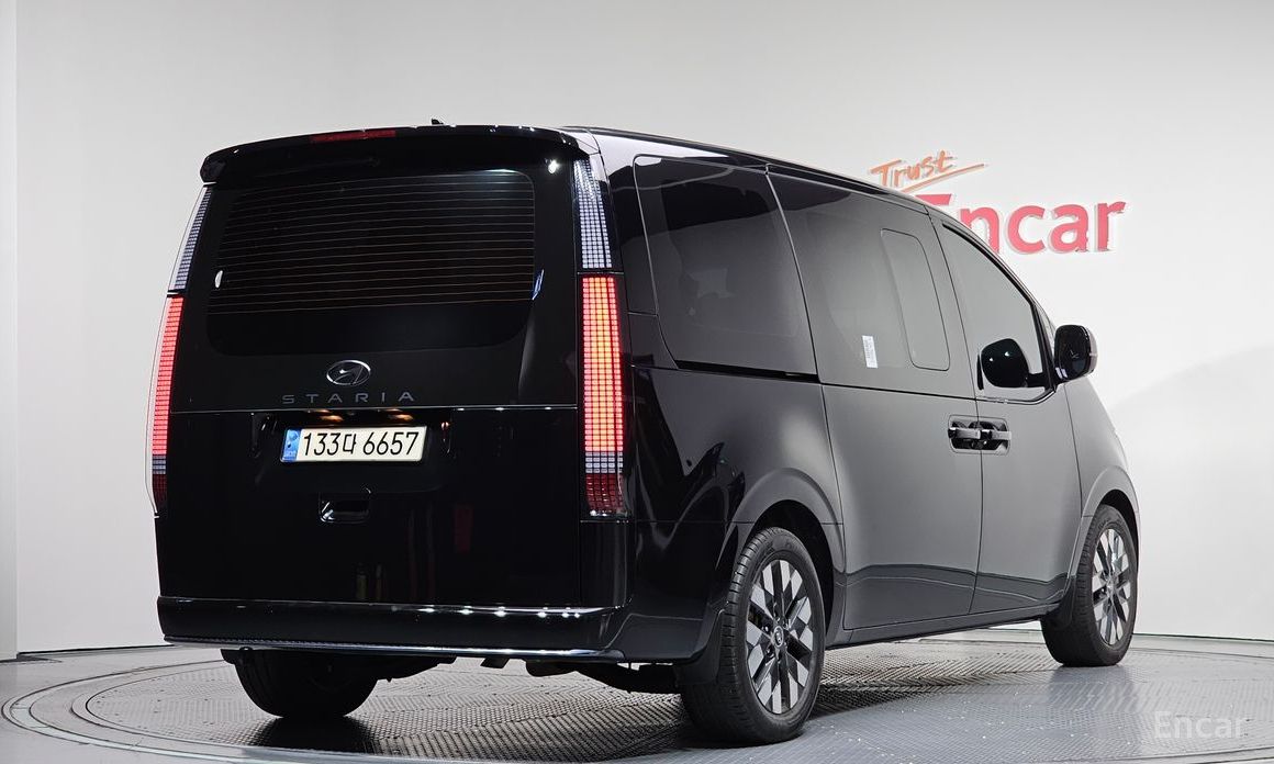  Hyundai Staria