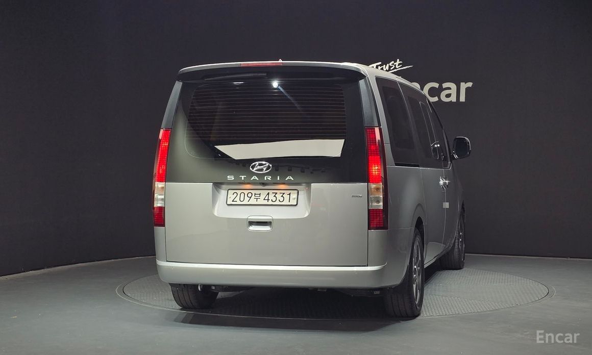  Hyundai Staria
