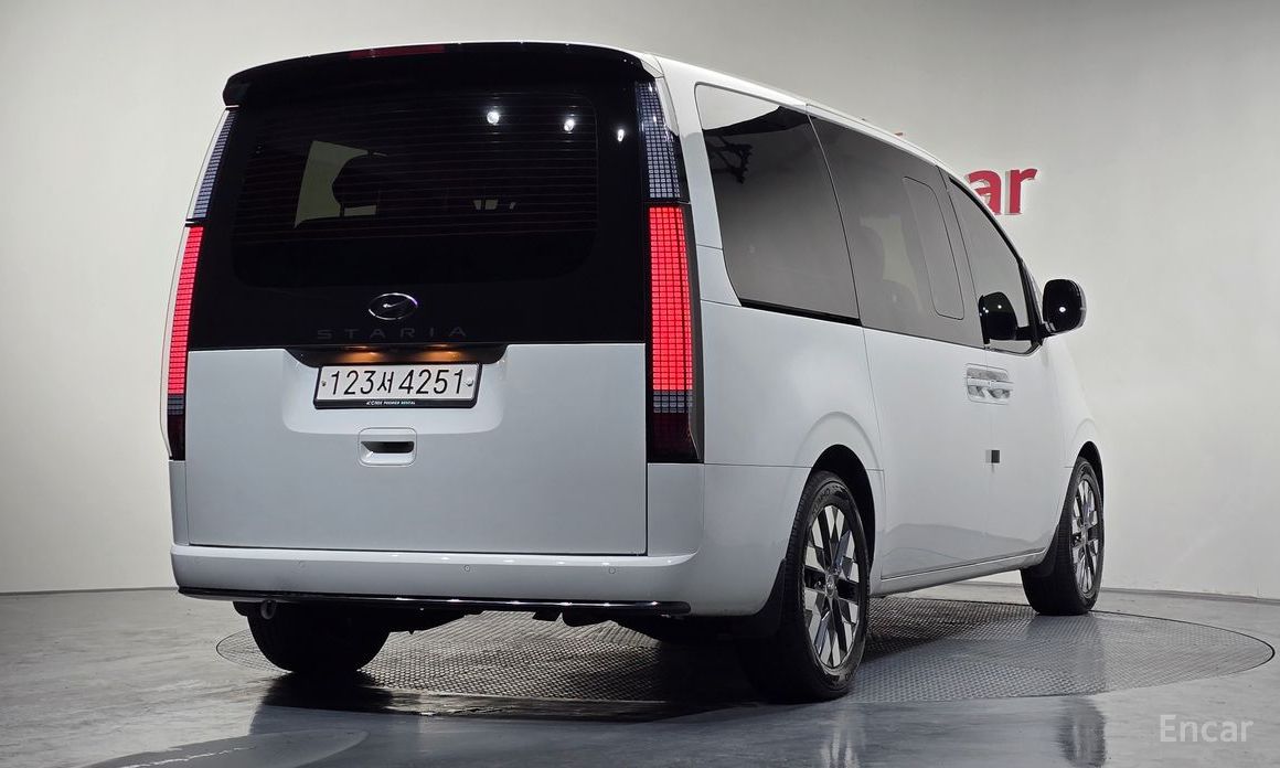 Hyundai Staria