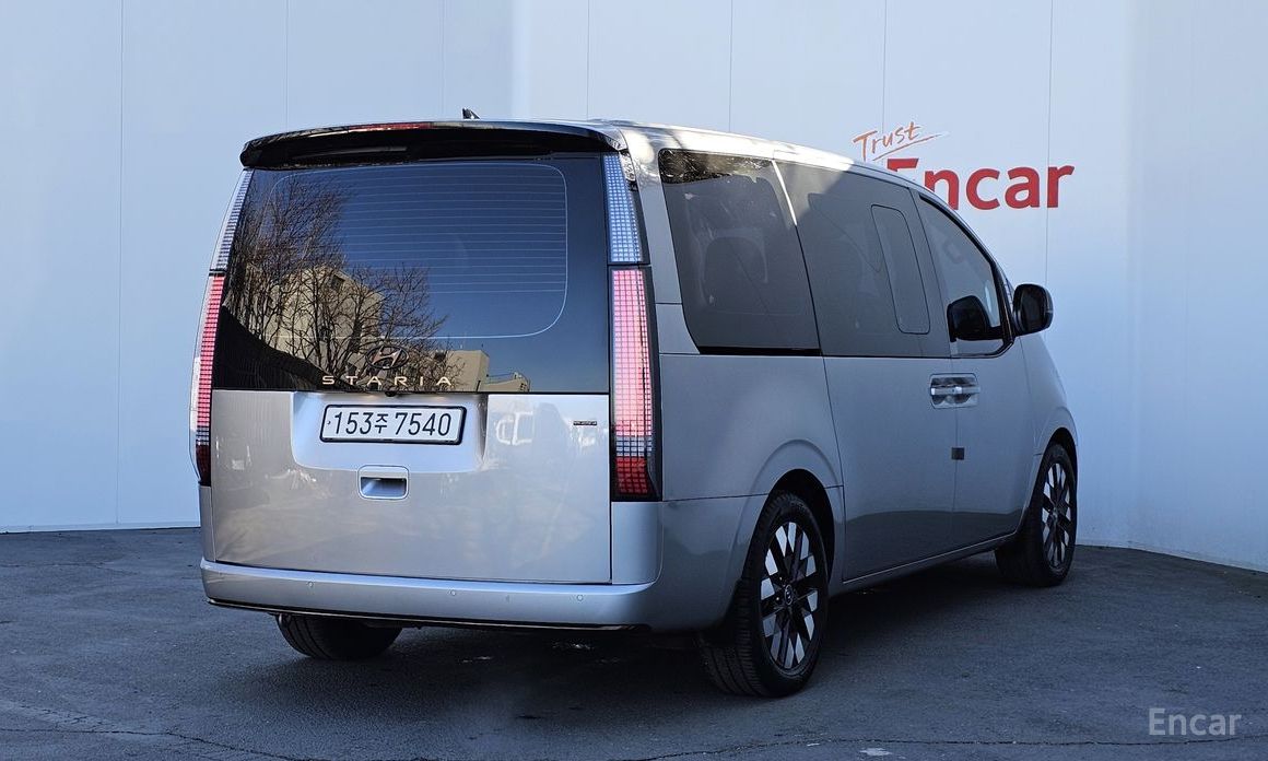  Hyundai Staria