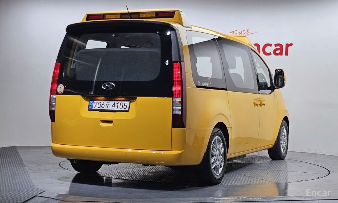  Hyundai Staria
