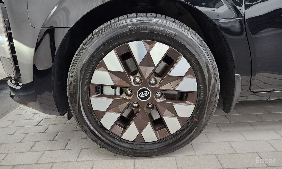  Hyundai Staria