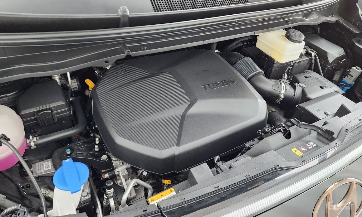  Hyundai Staria