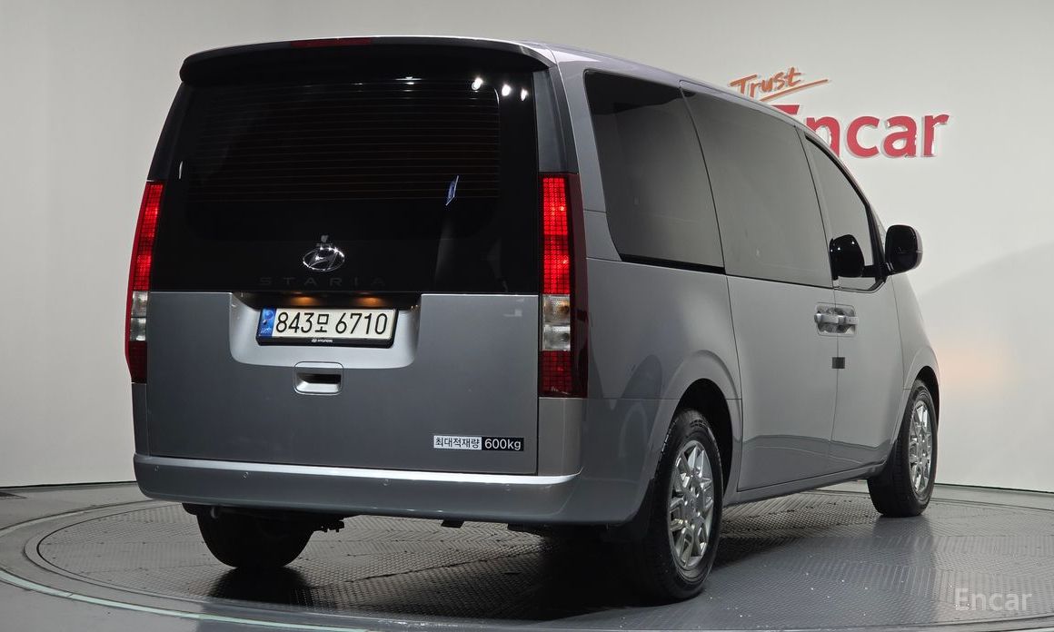  Hyundai Staria