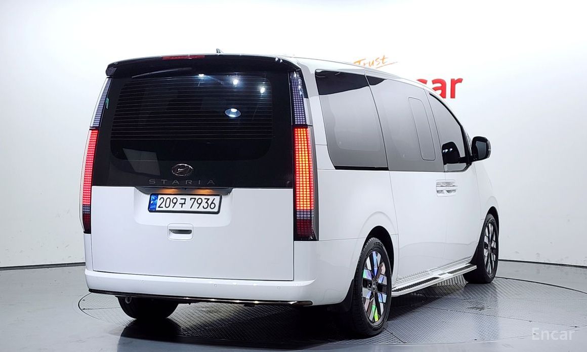  Hyundai Staria