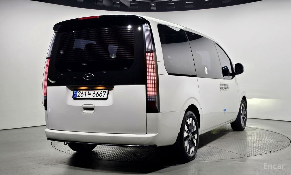  Hyundai Staria