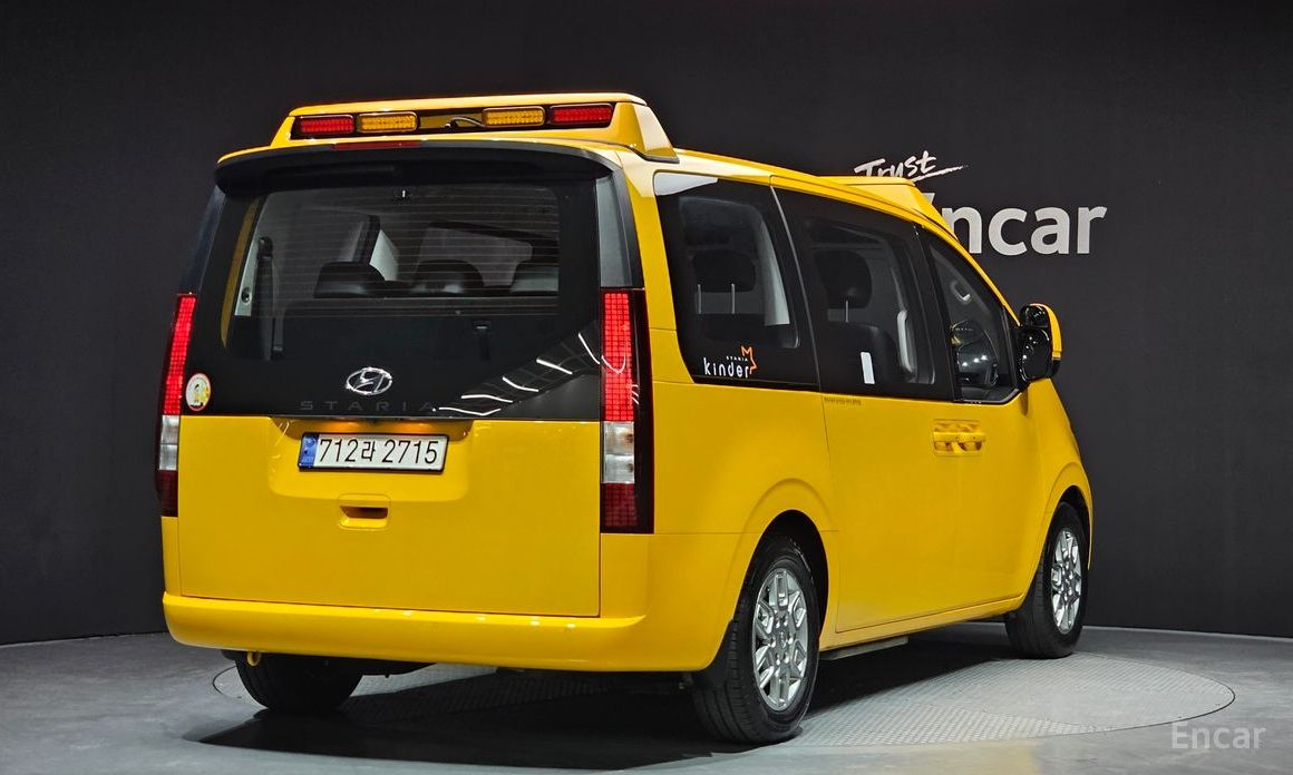  Hyundai Staria