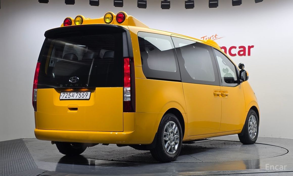  Hyundai Staria