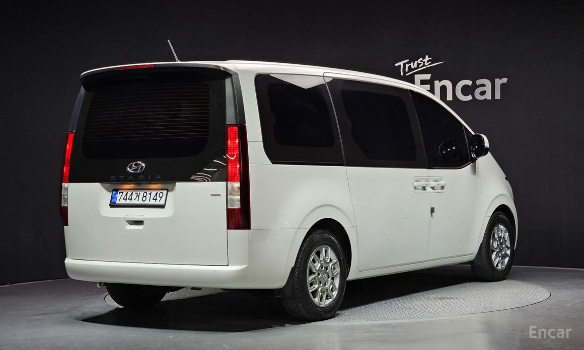  Hyundai Staria