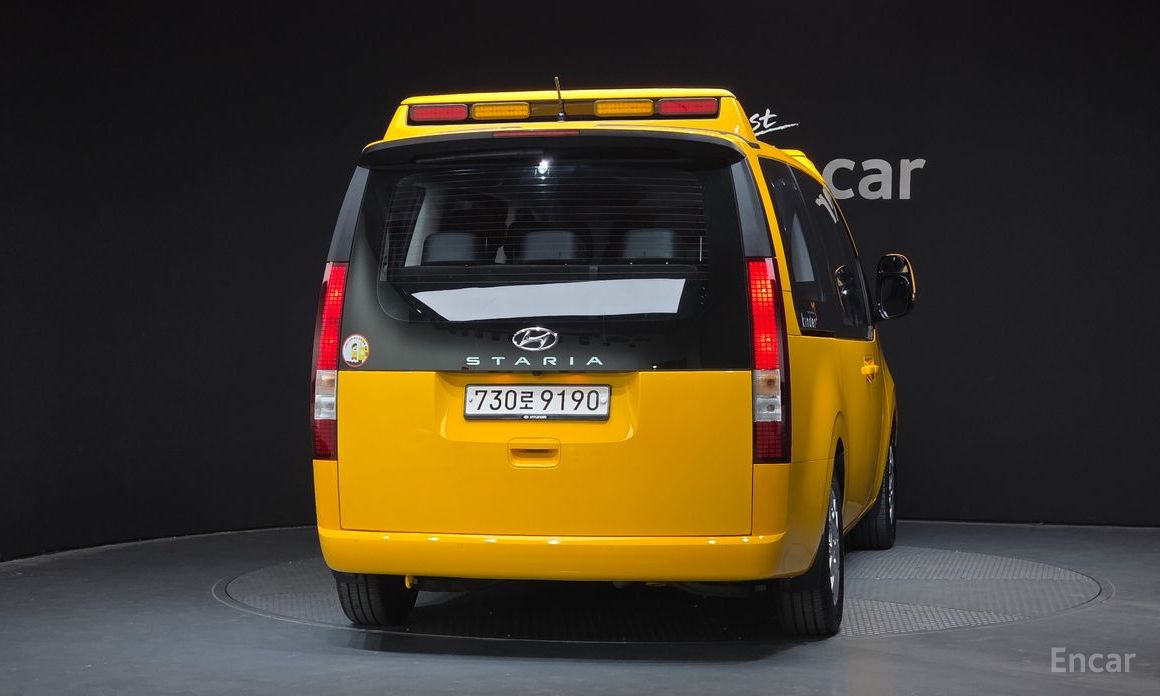  Hyundai Staria