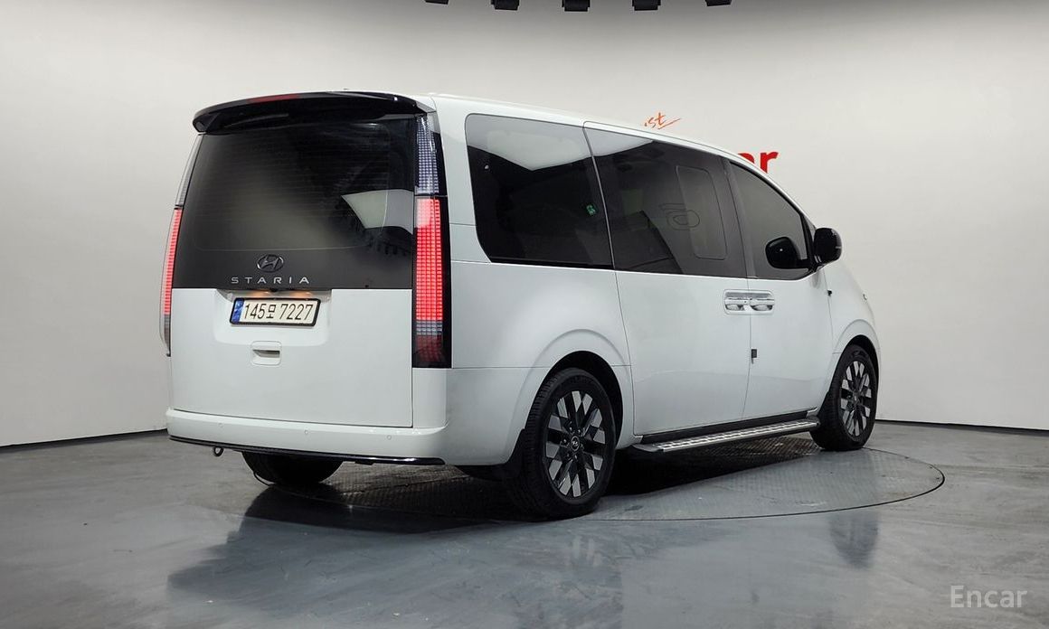  Hyundai Staria