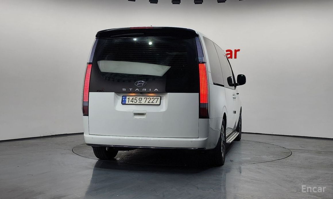  Hyundai Staria
