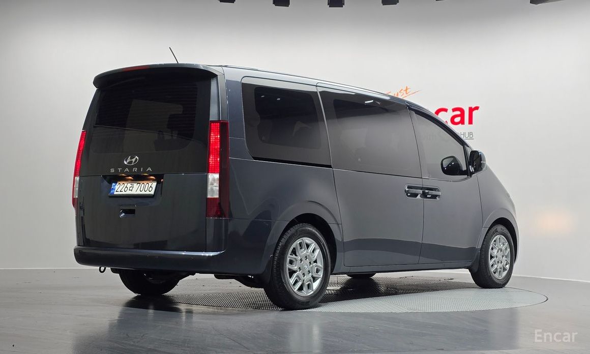 Hyundai Staria