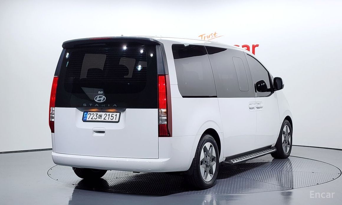  Hyundai Staria