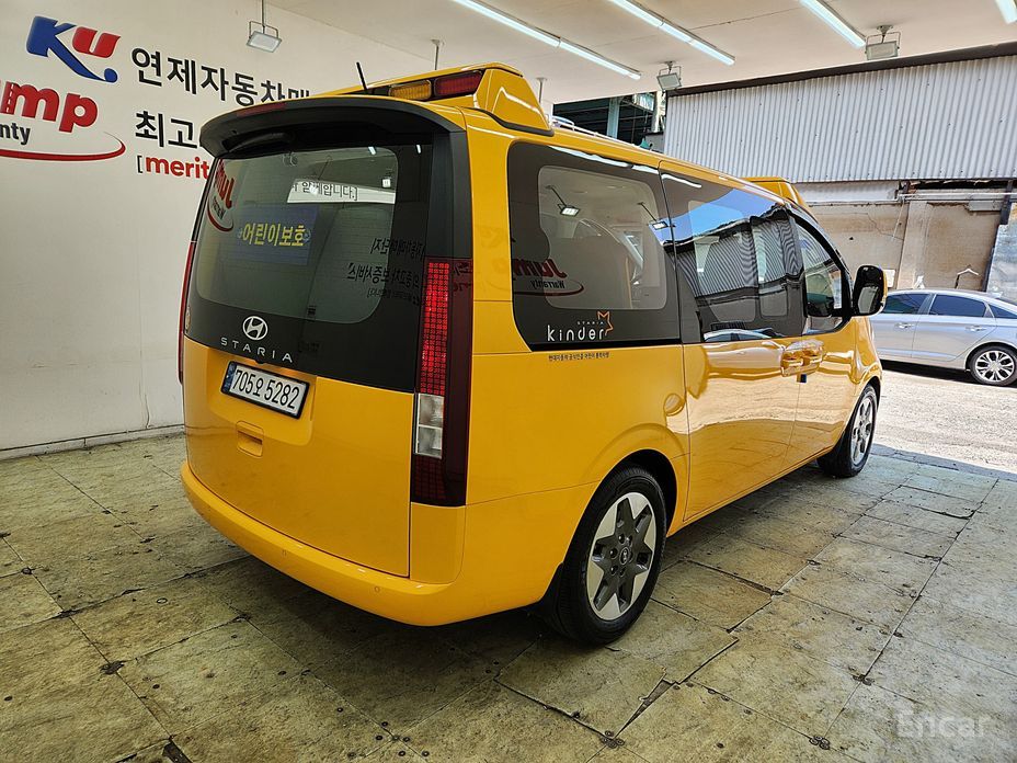  Hyundai Staria