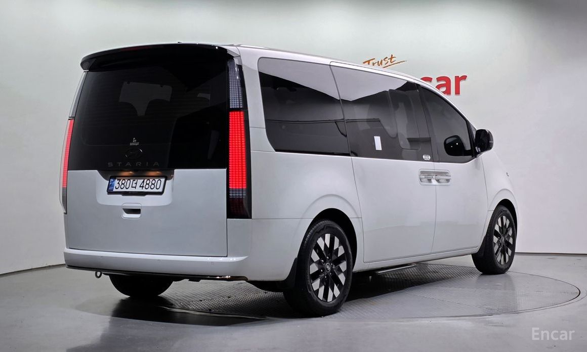  Hyundai Staria