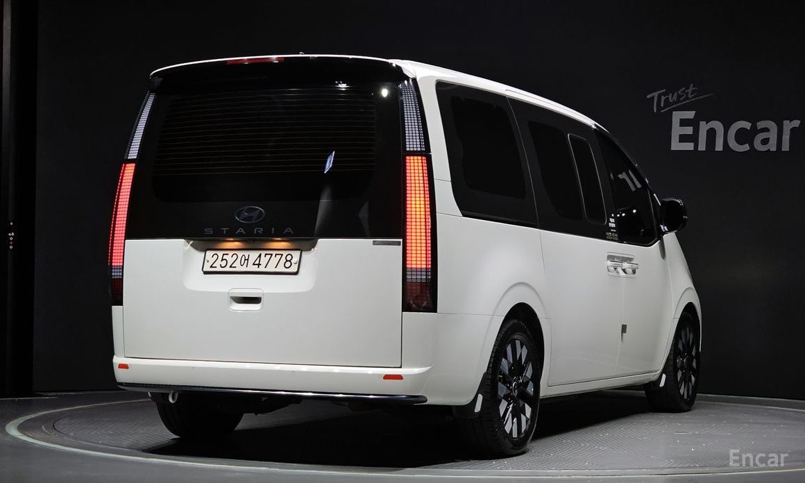  Hyundai Staria