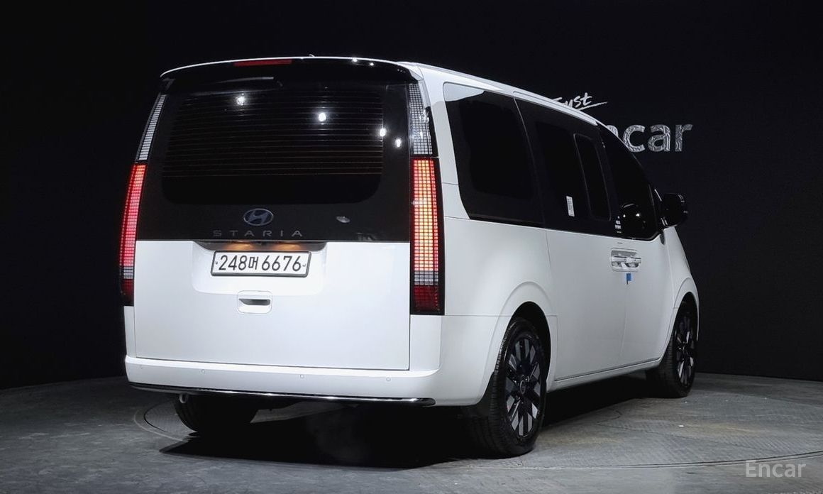  Hyundai Staria