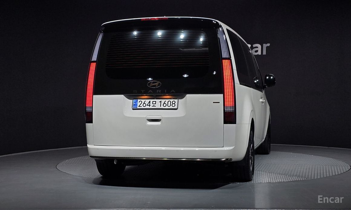  Hyundai Staria