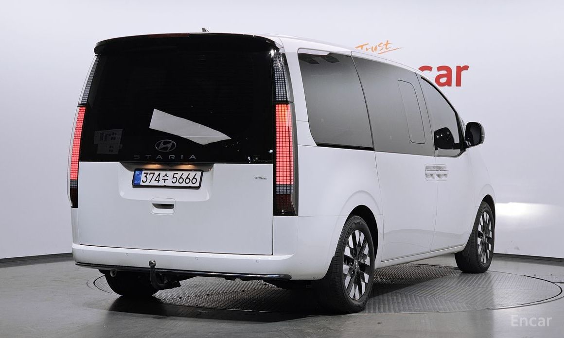  Hyundai Staria