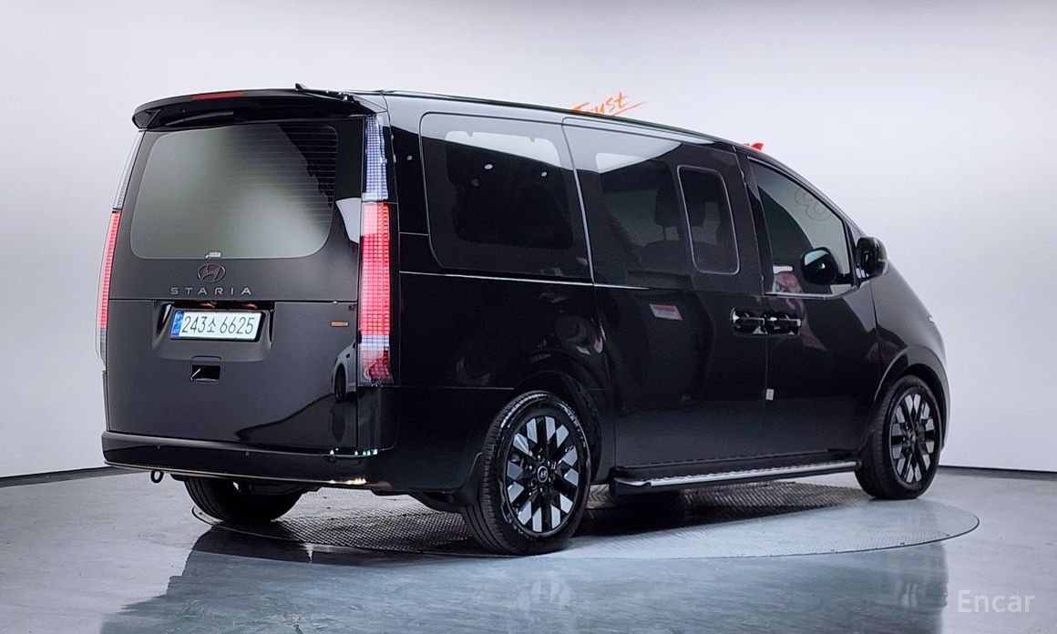  Hyundai Staria